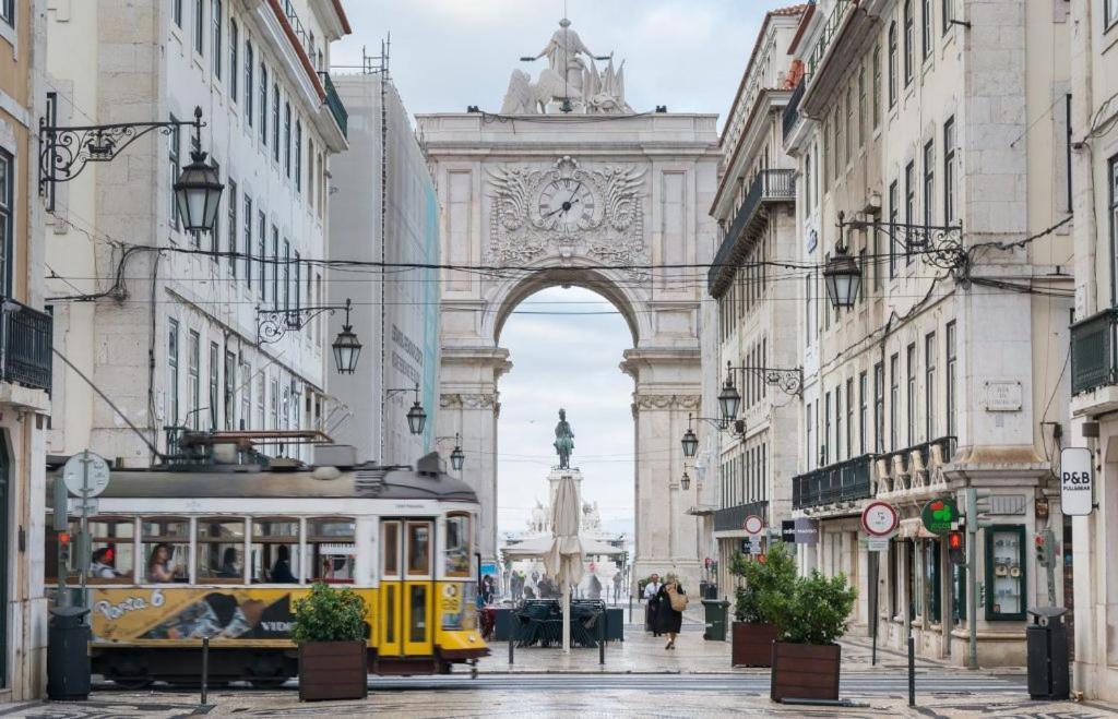 Quarto Com Varanda Na Rua Dos Douradores ลิสบอน ภายนอก รูปภาพ